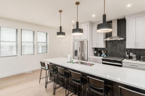 Luxury Escape 4BR 3 bath Oasis in Historic Old Town